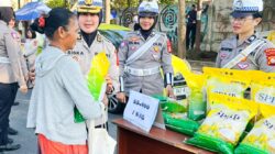 Polwan Ditlantas Polda Sulsel Tebar Kepedulian Lewat Baksos dan Pangan Murah Jelang HUT ke-77 Tahun