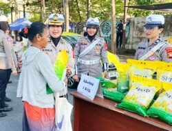Polwan Ditlantas Polda Sulsel Tebar Kepedulian Lewat Baksos dan Pangan Murah Jelang HUT ke-77 Tahun