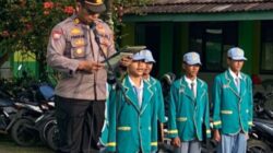 Kasat Binmas Polres Mesuji Menjadi Pembina Upacara Bendera Di SMKN 01 Simpang Pematang Sekaligus Berikan Bimbingan Dan Penyuluhan Kepada Pelajar