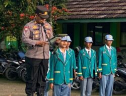 Kasat Binmas Polres Mesuji Menjadi Pembina Upacara Bendera Di SMKN 01 Simpang Pematang Sekaligus Berikan Bimbingan Dan Penyuluhan Kepada Pelajar