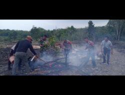 Anggota Polsek Way Serdang Bersama Masyarakat Desa Panca Warna Dengan Sigap Memadam Kan Api Di Lahan Desa Panca Warna