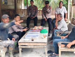 Sat Binmas Polres Lhokseumawe Ajak Warga Desa Tanjung Mesjid Jaga Kamtibmas Lewat Penyuluhan di Warung Kopi