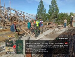 Babinsa Koramil 07/Atu Lintang Bantu Warga Pasang Kayu Seng Masjid Baitussalam