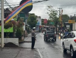 Ciptakan Arus Lalin Aman Lancar terkendali, Personil Lantas Laksanakan Tugas Gatur di BTN Taman Asri Karangasem 