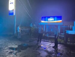 Personil Polsek Bebandem Tetap Laksanakan Blue Light Patrol, Walaupun di Tengah Turunnya Hujan