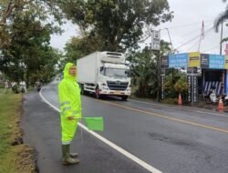 Cegah Kemacetan dan Laka Lantas Pasca Hujan Deras, Personil Unit Lalu Lintas Polsek Negara Lakukan Pengaturan Lalu Lintas di Jalur Denpasar–Gilimanuk