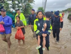 Gerak Cepat Kapolres Jembrana Turun Langsung Evakuasi Korban Banjir Bersama Instansi Terkait