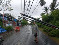 Bentuk Perhatian Polri Pasca Hujan Deras, Bhabinkamtibmas Desa Baluk, Atensi Tiang Listrik Tumbang 