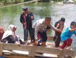 Polri Hadir untuk Masyarakat, Polsubsektor Rusip Antara Bantu Anak Sekolah dan Warga Menyeberang Sungai dengan Rakit