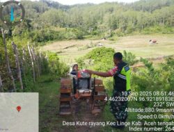 Babinsa Bantu Petani Bawa Handtractor untuk Persiapan Musim Tanam di Linge