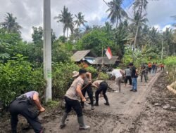 Pasca Banjir di Wilayah Kab. Jembrana, Polres Jembrana Bersama TNI, BPBD dan Warga Gotong Royong Bersihkan Lumpur 