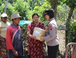 Bentuk Perhatian Polwan Polres Jembrana Berikan Bantuan, kepada Korban Terdampak Banjir di Desa Budeng