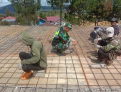 Babinsa Koramil 07/Atu Lintang Bantu Warga Pasang Besi Lantai Dua Masjid