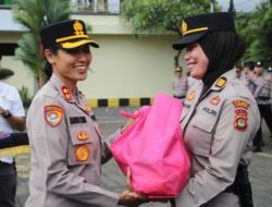 Kapolda Bali dan Bhayangkari Melalui Kapolres Jembrana, Salurkan Bantuan untuk Personel Terdampak Banjir