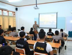 Kadiv Humas Beri Motivasi dan Pemahaman Tugas Kepolisian Pada Siswa Labschool Kebayoran.