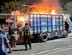 Truk Bermuatan Rongsokan Terbakar di Pelabuhan Gilimanuk
