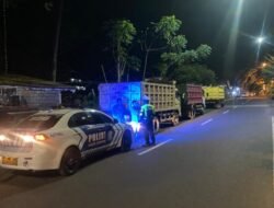 Satlantas Polres Karangasem Himbau Para Sopir Truk, Tidak Parkir di Bahu Jalan