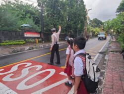 Cegah dan Antisipasi Lakalantas, Personil Lantas Polres Karangasem  Sebrangkan Siswa Siswi Sekolah