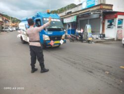 Cegah Lakalantas, Personil Polsek Kawasan Pelabuhan Padangbai Lakukan Pengaturan Lalu Lintas Pagi