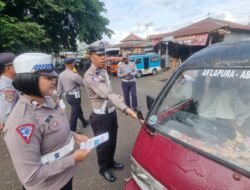 Personel Sat Lantas Berikan Himbauan dan Pembagian Brosur Kamseltibcarlantas, kepada Masyarakat