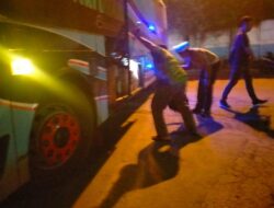 Ciptakan Kondusifitas, Polsek Kawasan Pelabuhan Padangbai Gelar Pemeriksaan Bagasi Bus 