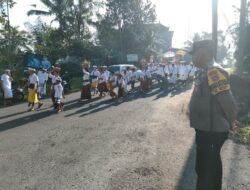 Polsek Selat Amankan Kegiatan Mekiyis/Melasti Rangkaian Aci Usaba Kapat, di Desa Adat Geriana Kangindan Duda