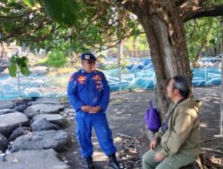 Jaga Kondusifitas Kawasan Pantai, Polairud Karangasem Sambangi Warga dan Wisatawan di Pantai Candiasa Bugbug