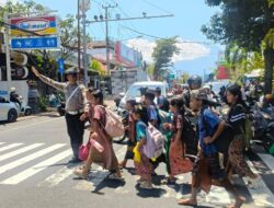 Polisi Sahabat Anak, Personil Sat Lantas Polres Karangasem Sebrangkan Siswa Siswi SD Negeri 4 Subagan