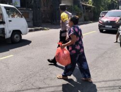 Bentuk Kepedulian Kanit Intelkam Polsek Manggis,  Bantu Ibu-Ibu Menyebrang Jalan