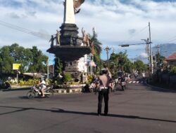 Ciptakan Kelancaran Arus Lalu Lintas, Personil Lantas Melaksanakan Gatur Lalin di Ktl 2