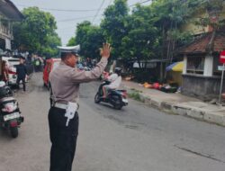 Utamakan Pejalan Kaki, Anggota Polres Karangasem Sebrangkan Pejalan Kaki di Pasar Kesatriaan Amlapura
