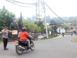 Pastikan Kelancaran Arus Laulintas, Dua Personil Atensi Simpang Empat SMK Bebandem
