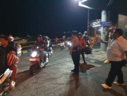 Sinergitas Personel Sat Polairud Polres Karangasem dengan Polsek Kawasan Pelabuhan Padangbai, Tingkatkam Pemeriksaan Penumpang Saat Bongkar Muat 