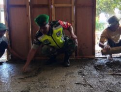 Babinsa Koramil 07/Atu Lintang Bantu Warga Dalam Karya Bakti Penyemenan Rumah