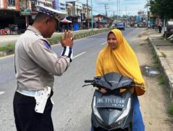 Teguran Simpatik, Personel Satlantas Polres Aceh Timur Imbau Warga Patuhi Aturan Berlalu Lintas