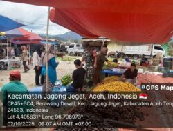Babinsa Koramil 06/Jagong Cek Harga Sembako di Pasar Desa Berawang Dewal