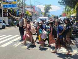Cegah Lakalantas, Anggota Sat Lantas Polres Karangasem, Sebrangkan Siswa Siswi SD Negeri 4 Subagan