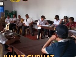 Polsek Selat Gelar Giat Jum’at Curhat, Bersama Warga dan Tokoh Masyarakat Desa Peringsari Kec. Selat