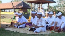 Mohon Kelancaran Usaba Gumang dan Perdamaian Desa, Kapolres Karangasem Gelar Persembahyangan di Pura Gumang