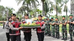 HUT Ke – 80 TNI Tahun 2025, Polres Aceh Timur Beri Kejutan Nasi Tumpeng di Yonif TP 853/BJB