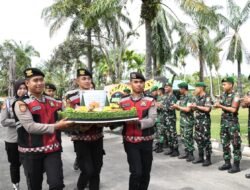 HUT Ke – 80 TNI Tahun 2025, Polres Aceh Timur Beri Kejutan Nasi Tumpeng di Yonif TP 853/BJB
