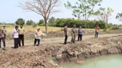 Satgas TMMD ke-126 Kodim 0816/Sidoarjo Bersama Dinas Perikanan Tinjau Kolam Ikan di Desa Kedondong