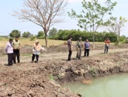 Satgas TMMD ke-126 Kodim 0816/Sidoarjo Bersama Dinas Perikanan Tinjau Kolam Ikan di Desa Kedondong