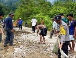Jum’at Bersih, Personel Polsek Simpang Jernih Gotong Royong Bersama Warga