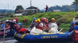 Kapolres Aceh Tengah Turun Kutip Sampah di Aliran Sungai Peusangan Bersama Komunitas dan Pemuda Gayo