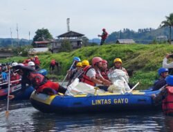 Kapolres Aceh Tengah Turun Kutip Sampah di Aliran Sungai Peusangan Bersama Komunitas dan Pemuda Gayo