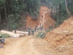 Warga dan Satgas TMMD Kodim 0106/Ateng Gotong Royong Ambil Kayu untuk Pembangunan Jembatan di Linge