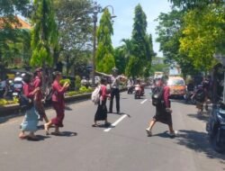 Anggota Lantas Polres Karangasem, Sebrangkan Para Pelajar SMP N 2 Amlapura