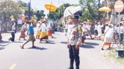 Pastikan Kelancaran dan Keselamatan Warga, Bhabinkamtibmas Desa Baturinggit Amankan Kegiatan Adat Nyegara Gunung 