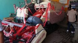 Tingkatkan Efisiensi Pertanian, Wabup Mimik Idayana Serahkan Bantuan Combine Harvester di Sukodono